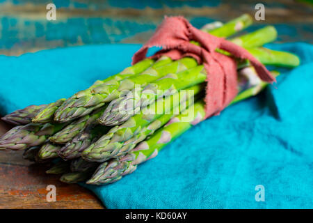 Grüne junge Spargel Triebe - Premium healtry Essen, bereit, zu kochen und für Grill Nahaufnahme Stockfoto