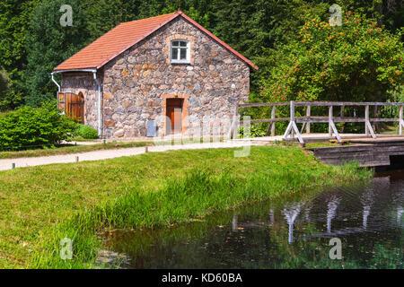 Ländlichen russischen Sommer Landschaft mit alten Stein Flachs storage. pushkinogorsky Bezirk von pskov oblast, Russland Stockfoto