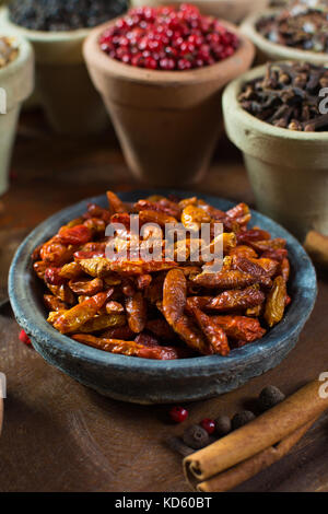 Red Hot Chili Pepper auf hölzernen Hintergrund schließen oben getrocknet Stockfoto