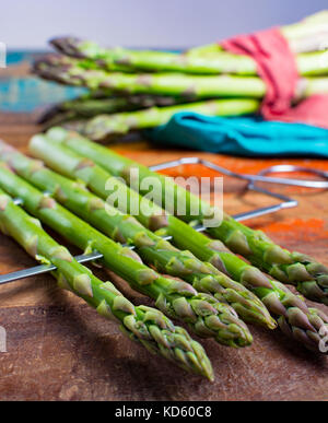 Grüne junge Spargel Triebe - Premium healtry Essen, bereit, zu kochen und für Grill Nahaufnahme Stockfoto
