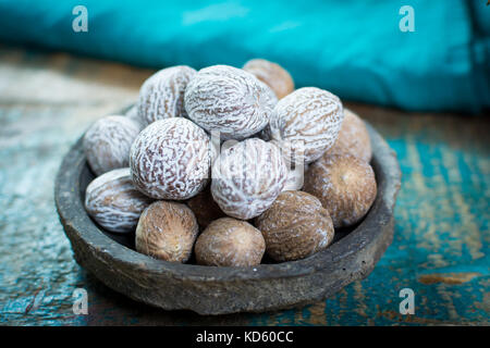 Lecker winter Spice ganze getrocknete Muskatnuss, verwendet als Zutat für viele Gerichte, Eierlikör, Glühwein, bis auf alten Holztisch Schließen Schließen nach oben Stockfoto