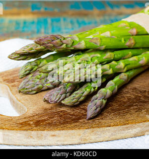 Grüne junge Spargel Triebe - Premium healtry Essen, bereit, zu kochen und für Grill Nahaufnahme Stockfoto