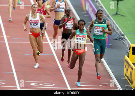 Angelika CICHOCKA (Polen), Caster Semenya (Südafrika), Winny CHEBET (Kenia), Genzebe DIBABA (Äthiopien) Überqueren der Ziellinie in 1500m der Frauen Hitze 1 am 2017, Leichtathletik-WM, Queen Elizabeth Olympic Park, Stratford, London, UK. Stockfoto