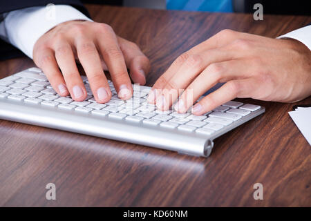 Nahaufnahme der Geschäftsmann auf der Computertastatur tippen Stockfoto
