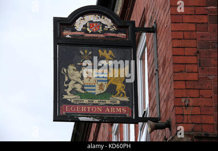 Alte Joseph Holt pub Zeichen außerhalb des Egerton Waffen in Salford Stockfoto