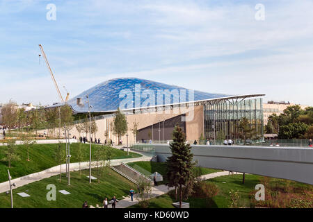 Philharmonie und schwimmende Brücke Ansicht im neuen zaryadye Park, städtischen Park nahe dem Roten Platz in Moskau, Russland Stockfoto