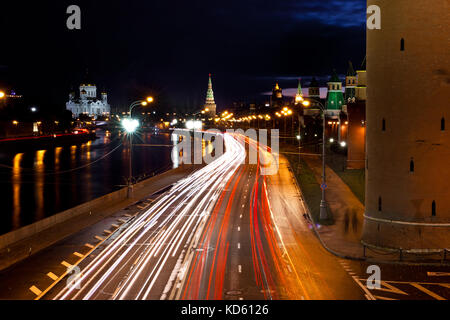 Straßenverkehr und Kreml bei Nacht Stockfoto