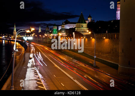 Straßenverkehr und Kreml bei Nacht Stockfoto