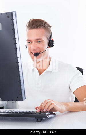 Foto Von Young Man Mit Headset Mit Computer Stockfoto
