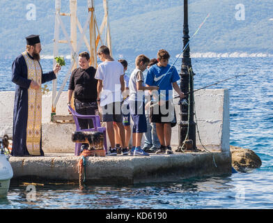 Priester segnet die catch als lokalen jungen Fisch zu angeln Festival in Polis Hafen in der Nähe der Ortschaft Stavros auf Ithaka Griechenland Stockfoto