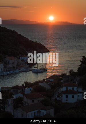 Sonnenaufgang über dem Ionischen Meer an der Hafeneinfahrt zu Kioni an der Küste von Ithaka in Nordgriechenland Stockfoto