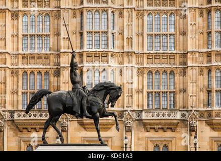 Bronzestatue des Richard Löwenherz von Carlo Marochetti auf dem Vorplatz der Palace of Westminster London Stockfoto