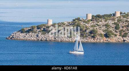 Yacht segeln durch die drei Mühle Türme am Eingang zu Kioni Hafen auf der Insel Ithaka in der Ionischen Inseln von Griechenland Stockfoto