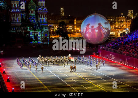 Leistung der Ehrengarde und der Band der Streitkräfte der Republik Belarus über international Military Tattoo Music Festival "Spasskaja Turm" in Moskau, Russland Stockfoto