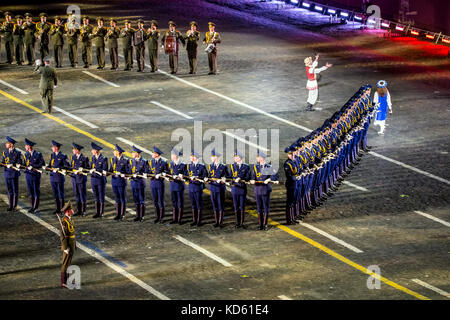 Leistung der Ehrengarde und der Band der Streitkräfte der Republik Belarus über international Military Tattoo Music Festival "Spasskaja Turm" in Moskau, Russland Stockfoto