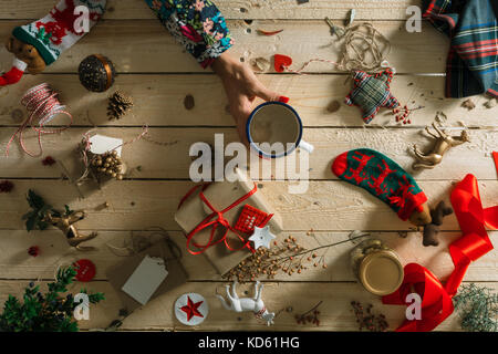 Frau trinkt heiße Schokolade in eine gemütliche Weihnachten. Stockfoto