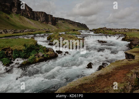 Fossalar River (Wasserfall) in der Nähe von Vatnajökull National Park am Ring im Sommer, Island, Vintage Look mit Getreide Stockfoto