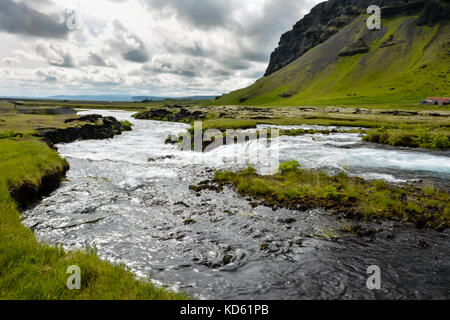 Fossalar River (Wasserfall) in der Nähe von Vatnajökull National Park am Ring im Sommer, Island Stockfoto