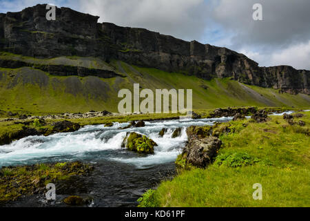 Fossalar River (Wasserfall) in der Nähe von Vatnajökull National Park am Ring im Sommer, Island Stockfoto