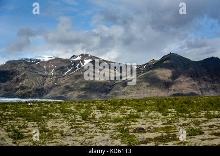 Blick auf den Skaftafellsjokull Gletscher mit Grünfeld und Cumuluswolken, in Skaftafell, Südisland Stockfoto