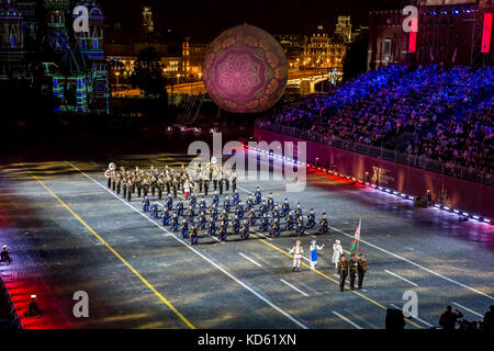 Leistung der Ehrengarde und der Band der Streitkräfte der Republik Belarus über international Military Tattoo Music Festival "Spasskaja Turm" in Moskau, Russland Stockfoto