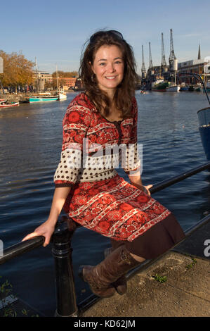 Elizabeth Weiß, BBC Produzent/Regisseur/Filmemacher mit Natural History Unit, auf der Dachterrasse mit Blick auf die Docks von Bristol Stockfoto