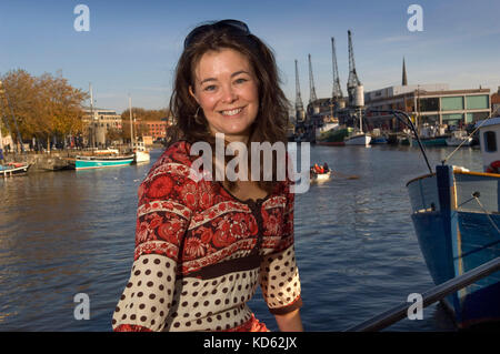 Elizabeth Weiß, BBC Produzent/Regisseur/Filmemacher mit Natural History Unit, auf der Dachterrasse mit Blick auf die Docks von Bristol Stockfoto