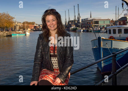 Elizabeth Weiß, BBC Produzent/Regisseur/Filmemacher mit Natural History Unit, auf der Dachterrasse mit Blick auf die Docks von Bristol Stockfoto