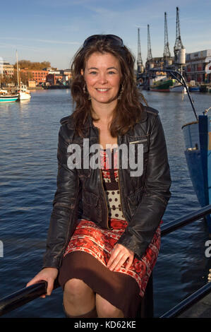 Elizabeth Weiß, BBC Produzent/Regisseur/Filmemacher mit Natural History Unit, auf der Dachterrasse mit Blick auf die Docks von Bristol Stockfoto