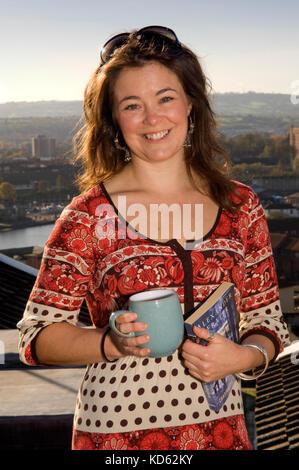 Elizabeth Weiß, BBC Produzent/Regisseur/Filmemacher mit Natural History Unit, auf der Dachterrasse mit Blick auf die Docks von Bristol Stockfoto