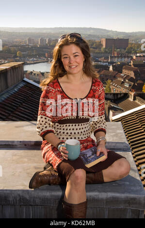 Elizabeth Weiß, BBC Produzent/Regisseur/Filmemacher mit Natural History Unit, auf der Dachterrasse mit Blick auf die Docks von Bristol Stockfoto