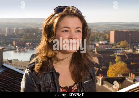 Elizabeth Weiß, BBC Produzent/Regisseur/Filmemacher mit Natural History Unit, auf der Dachterrasse mit Blick auf die Docks von Bristol Stockfoto