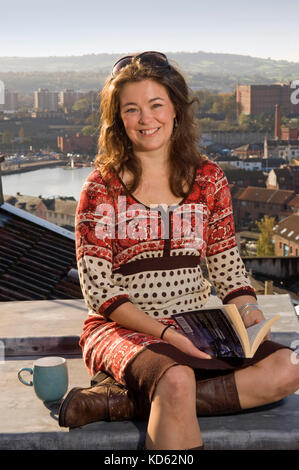 Elizabeth Weiß, BBC Produzent/Regisseur/Filmemacher mit Natural History Unit, auf der Dachterrasse mit Blick auf die Docks von Bristol Stockfoto