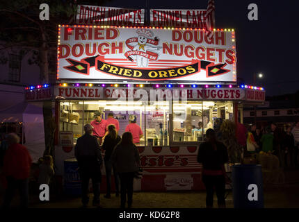 Der Food Court in der Nacht an der fryeburg Messe, Fryeburg, Maine, USA Stockfoto