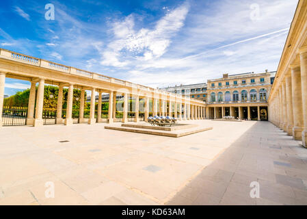 Der Hof Cour d'Honor im Palais Royal enthält zwei silberne Kugelbrunnen des belgischen Bildhauers Pol Bury. Paris, Frankreich Stockfoto