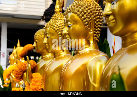 Golden standing Buddha Statuen Stockfoto