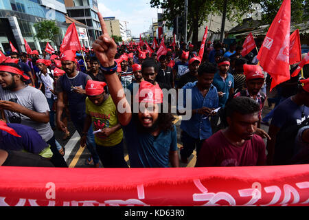 Colombo, Sri Lanka. 10 Okt, 2017. Sri Lankan Studenten Slogans während einer Demonstration drängt die Regierung Bildung Rechte zu garantieren, in Colombo, Sri Lanka am 10. Oktober 2017. mehr als vier tausend Studenten der Protest besuchen außerhalb der Residenz des Ministerpräsidenten gegen die private medizinische Hochschule, die vor kurzem von General Medical Council des Vereinigten Königreichs dekotiert wurde. Credit: musthaq thasleem/Pacific Press/alamy leben Nachrichten Stockfoto