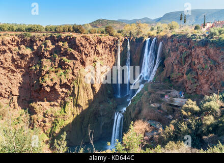 Anzeigen von Ouzoud Wasserfall im Berg Atlas, Dorf Tanaghmeilt. Marokko Stockfoto