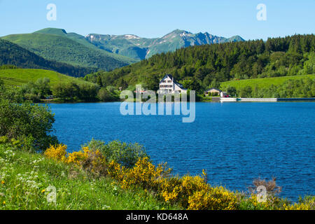 Massif Central Bergen: Die guery See, Inn und Blick auf die "Chaîne des Puys "Mountain Range. (Nicht für Postkarte Produktion zur Verfügung). Stockfoto