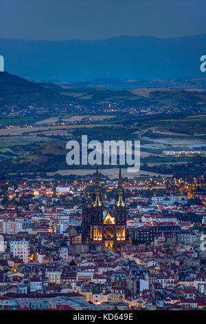 In Clermont-Ferrand (Auvergne): Blick auf die Stadt. In der Mitte, Clermont-Ferrand Kathedrale (Französisch: Cathedrale Notre-Dame-de-l'Assomption Stockfoto