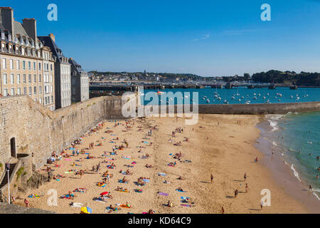 Saint-Malo (Bretagne, Frankreich): Der Strand 'plage du Maulwurf" am unteren Ende der Stadtmauer. Urlaub-Marker in der Sonne im Sommer entlang Stockfoto