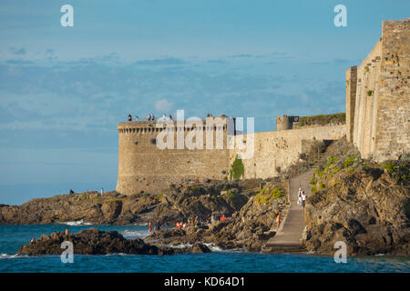 Saint-Malo (Bretagne, Frankreich): die Stadtmauer. (Nicht für Postkarte Produktion zur Verfügung). Stockfoto