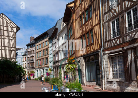 Rouen (nördlich von Frankreich): Fassade des traditionellen normannischen Fachwerkhäuser in der Straße "Rue Eau de Robec", im historischen Zentrum, direkt Bank. (Nicht Stockfoto