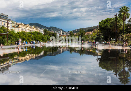 Die schöne tanzenden Springbrunnen auf der Promenade du Paillon in Nizza, Frankreich. Sehr beliebt bei Touristen und Einheimischen Abkühlung vom heißen Sommer Stockfoto