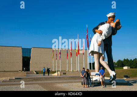 Serie von Skulpturen "bedingungslose Kapitulation" oder "Der Kuss" Vor dem Kriegerdenkmal ('Memorial de Caen"), vom amerikanischen Künstler Seward Johnson, Ame Stockfoto