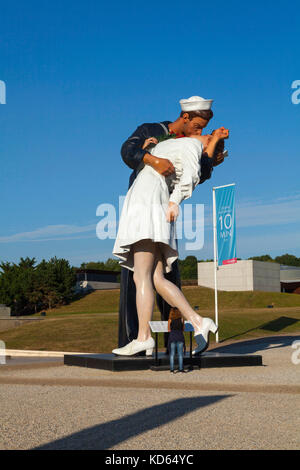 Serie von Skulpturen "bedingungslose Kapitulation" oder "Der Kuss" Vor dem Kriegerdenkmal ('Memorial de Caen"), vom amerikanischen Künstler Seward Johnson, Ame Stockfoto