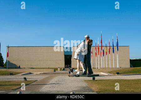 Serie von Skulpturen "bedingungslose Kapitulation" oder "Der Kuss" Vor dem Kriegerdenkmal ('Memorial de Caen"), vom amerikanischen Künstler Seward Johnson, Ame Stockfoto