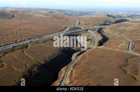 Aeria Blick auf die Autobahn M62, wie es kreuzt die Pennines an Moss Moor, in der Nähe von Manchester, Großbritannien Stockfoto