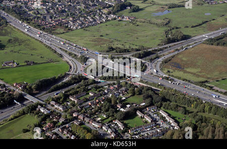 Luftaufnahme von der Ausfahrt 16 der M60 M66 M62 Autobahn in Prestwich, Manchester, UK Stockfoto