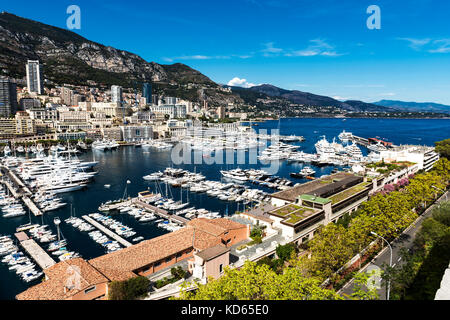 Port Hercules in Monaco ist der einzige Tiefwasserhafen in Monaco und kann genug Anchorage für bis zu 700 Schiffe enthalten. Stockfoto